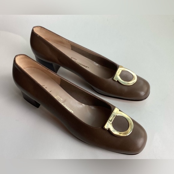 Salvatore Ferragamo Taupe Leather Stacked Heel Rounded Toe Pumps - Picture 2 of 8